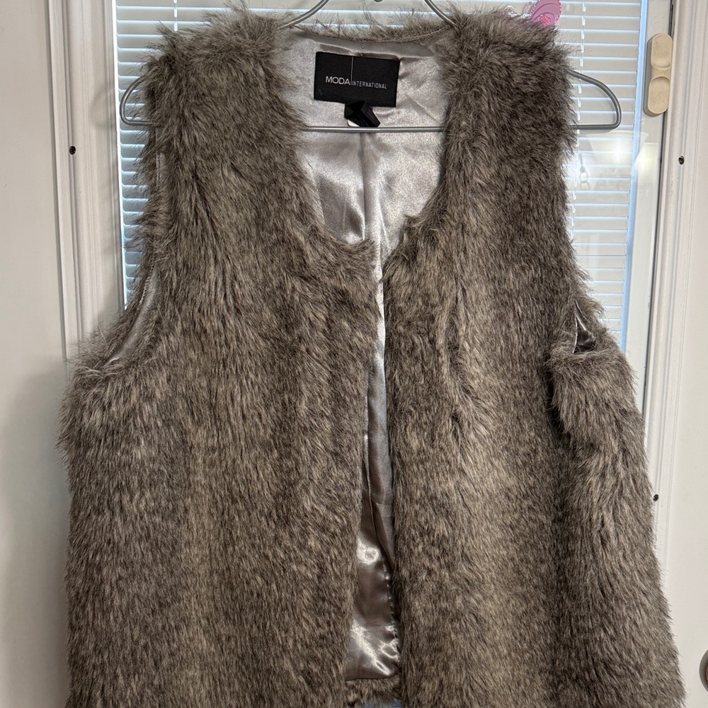 Moda internacional Moon Collection Charcoal Faux Fur Vest